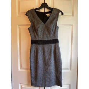 Banana Republic Heather Gray Fitted V-Neck Dress with ruched waist detail. 00P
